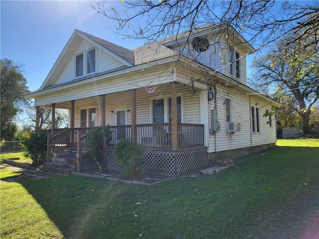 Property Photo:  426 N Houston Street  TX 76655 