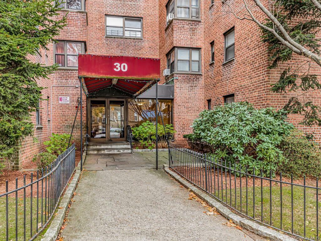 Property Photo:  30 Fleetwood Avenue 3D  NY 10552 