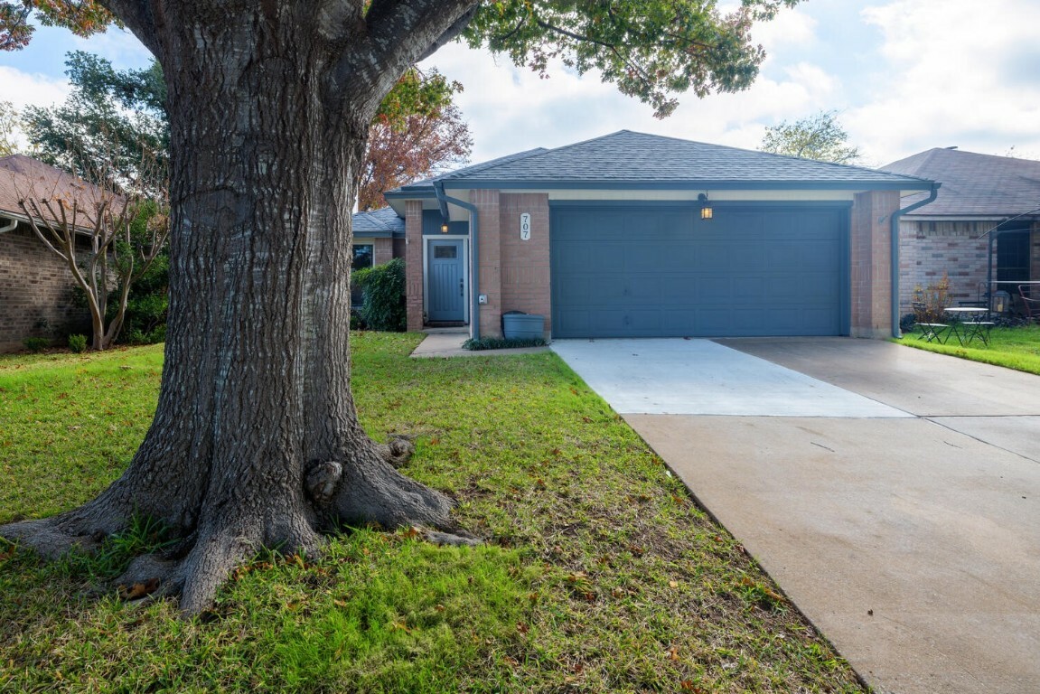 Property Photo:  707 Clearwater Trail  TX 78664 