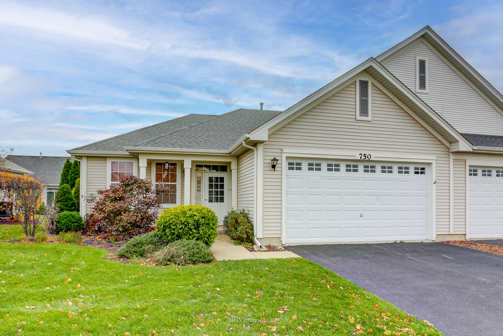 Property Photo: 750 Bellevue Circle IL 60543