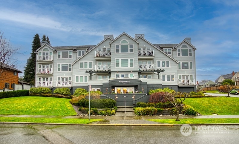 Property Photo: 1931 Grand Avenue 103 WA 98201