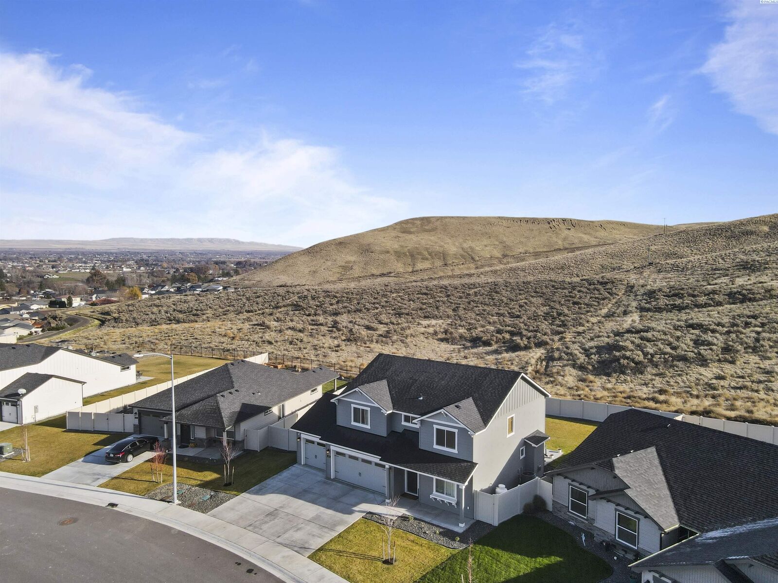 Property Photo: 226 Ladera Street WA 99350