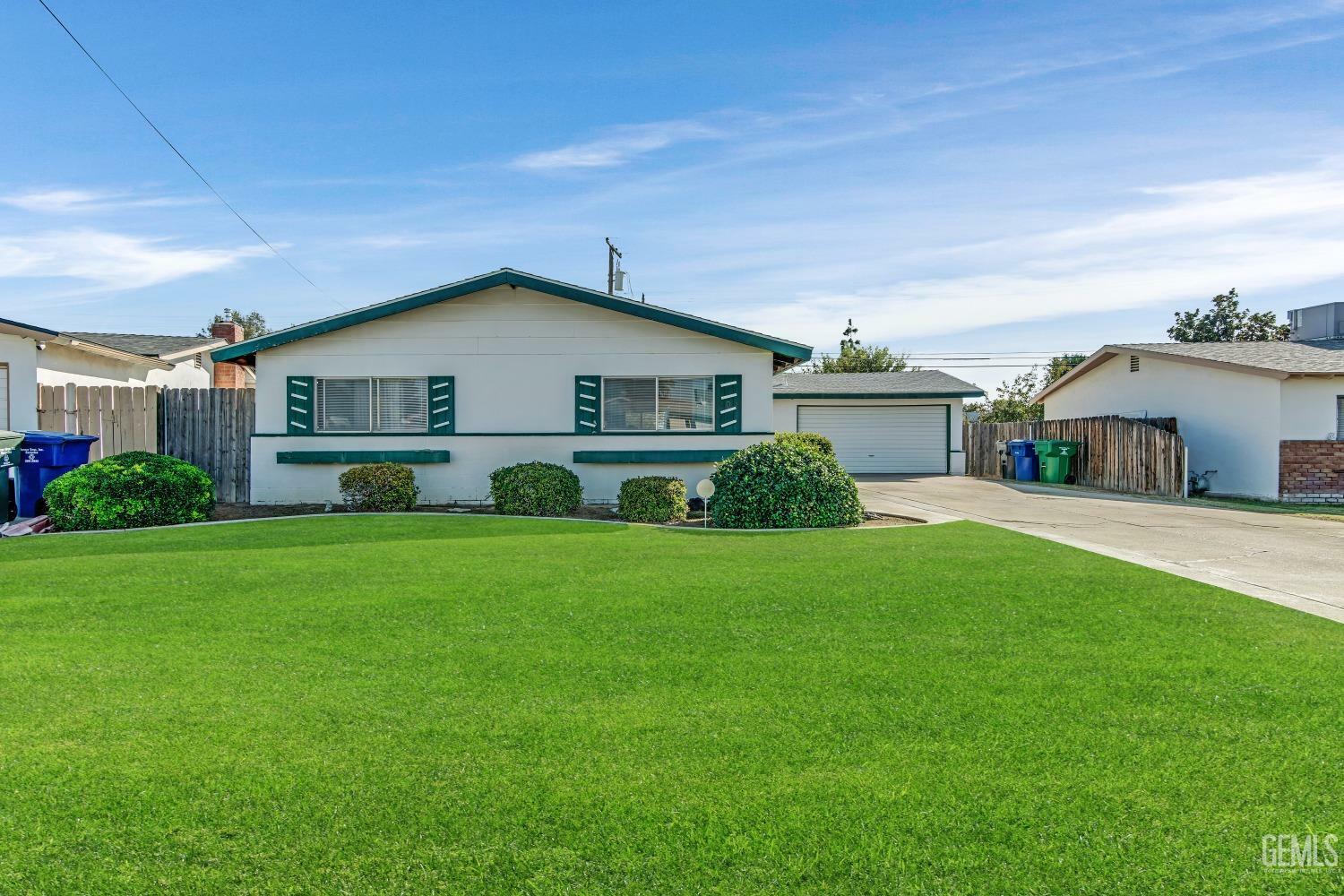 Property Photo:  409 Yukon Avenue  CA 93308 