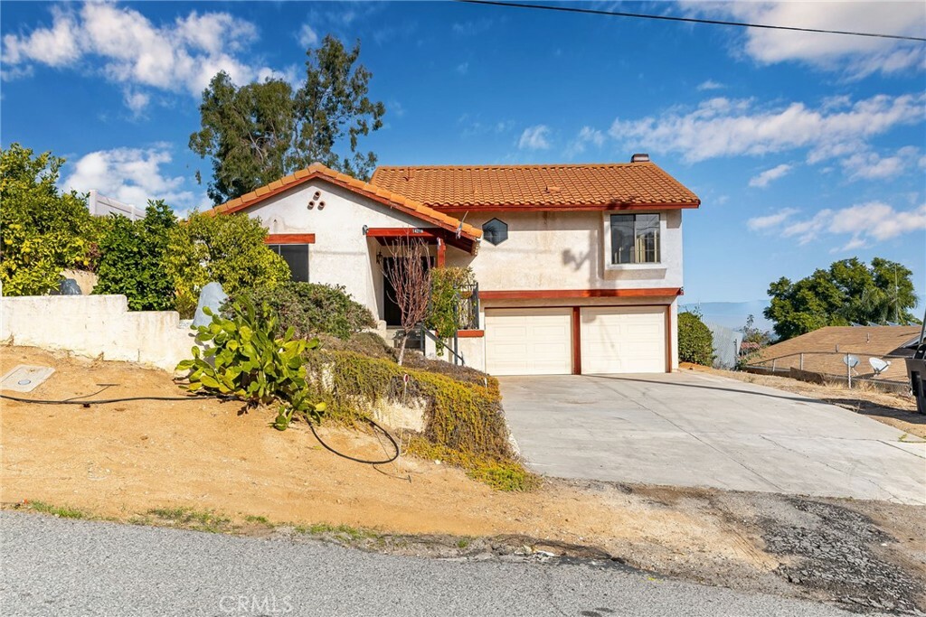 Property Photo: 14218 El Mesa Drive CA 92503
