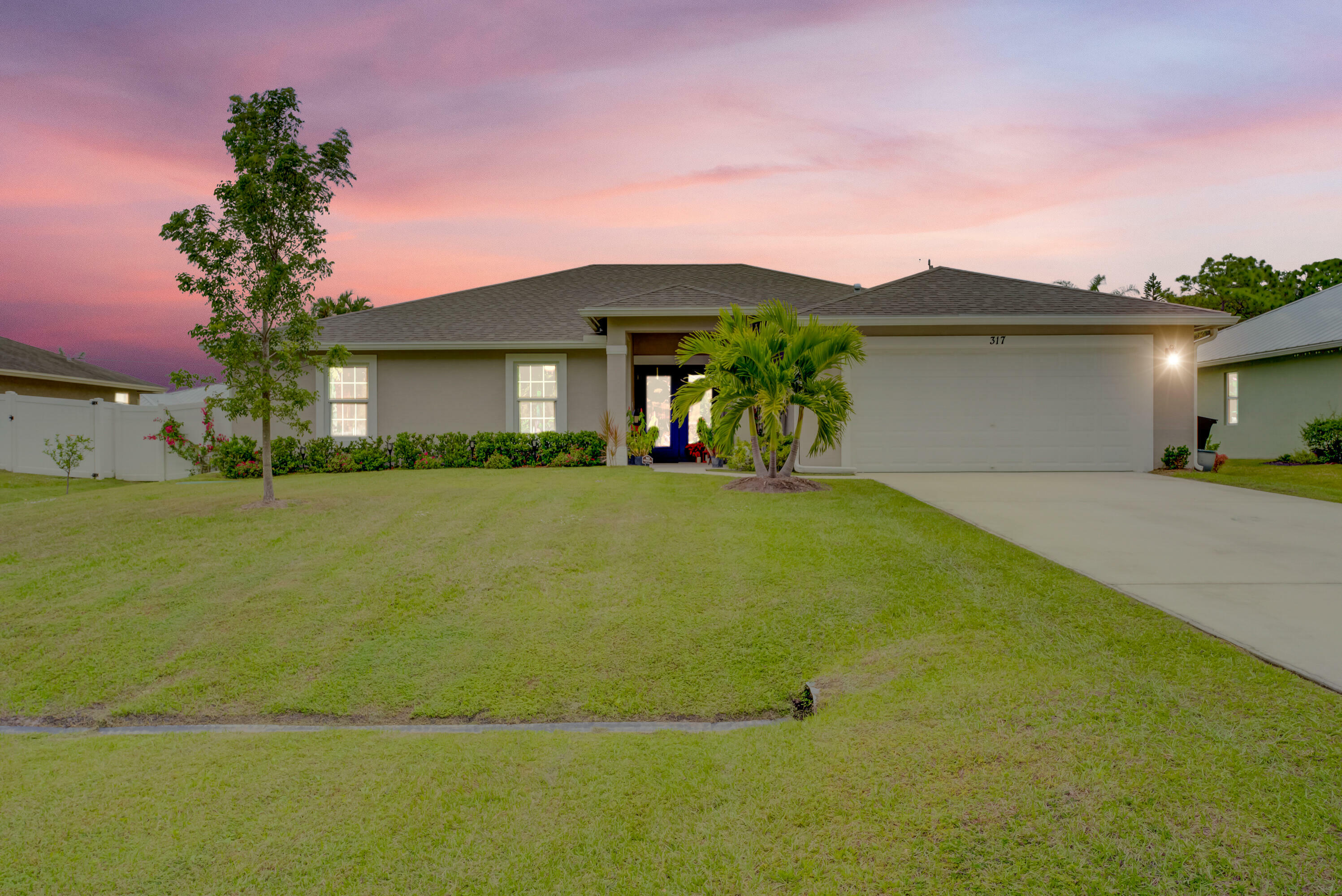 Property Photo:  317 SE Navy Avenue  FL 34984 