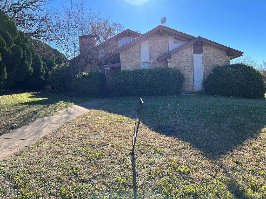 Property Photo: 704 Ridgeway Road TX 76058