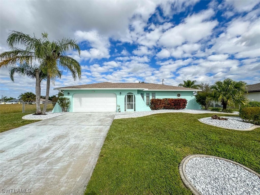 Property Photo:  923 SE 23rd Street  FL 33990 