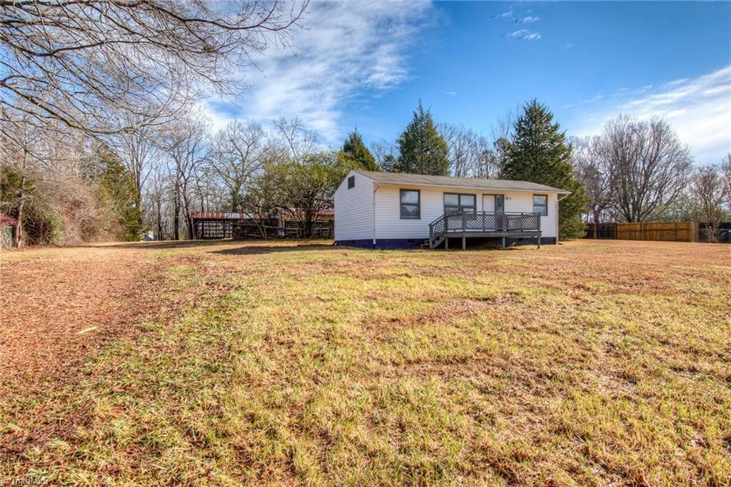 Property Photo:  165 Oak Grove Avenue  NC 27023 