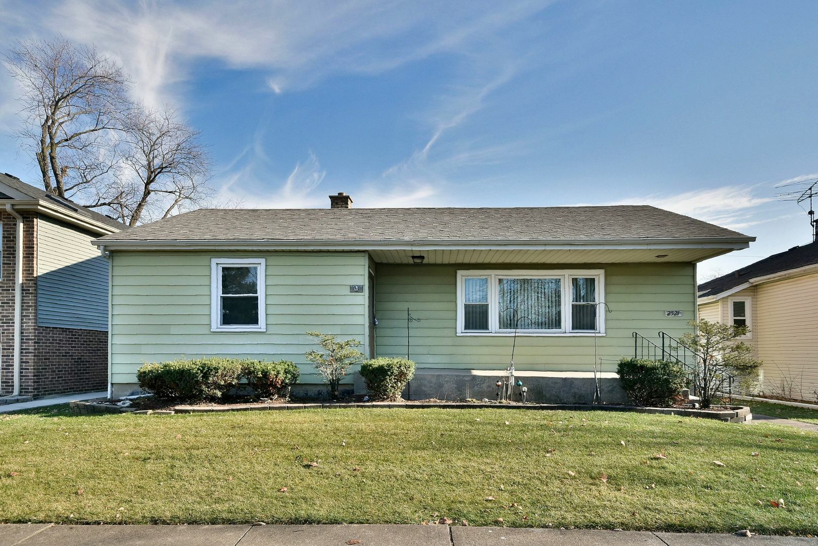 Property Photo:  2521 N Spruce Street  IL 60171 