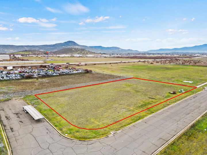 Property Photo:  4702 Industry Drive  OR 97502 