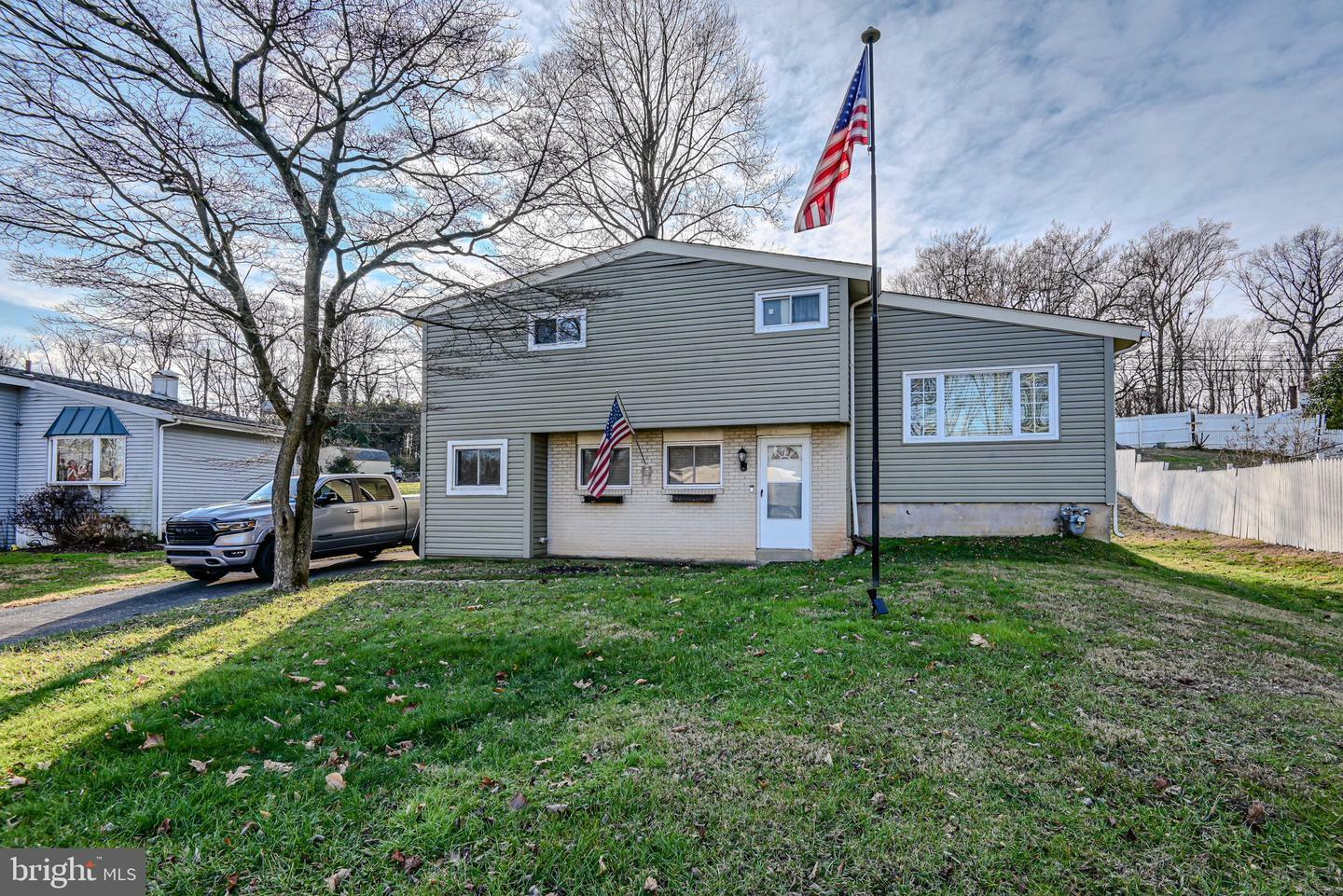 Property Photo: 902 Flora Lane PA 19061