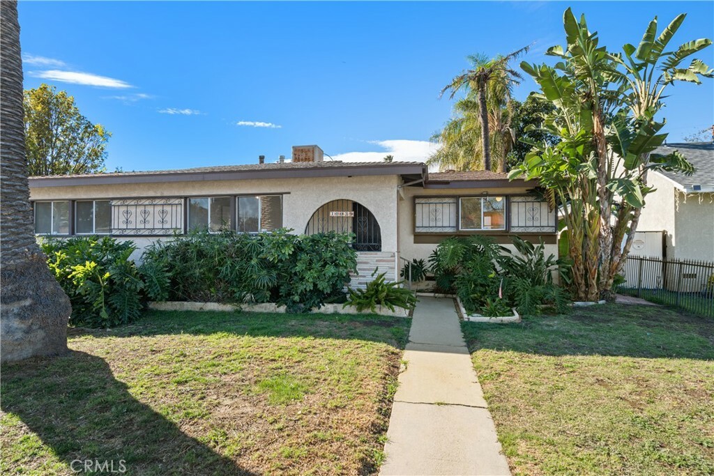 Property Photo:  10039 Montgomery Avenue  CA 91343 