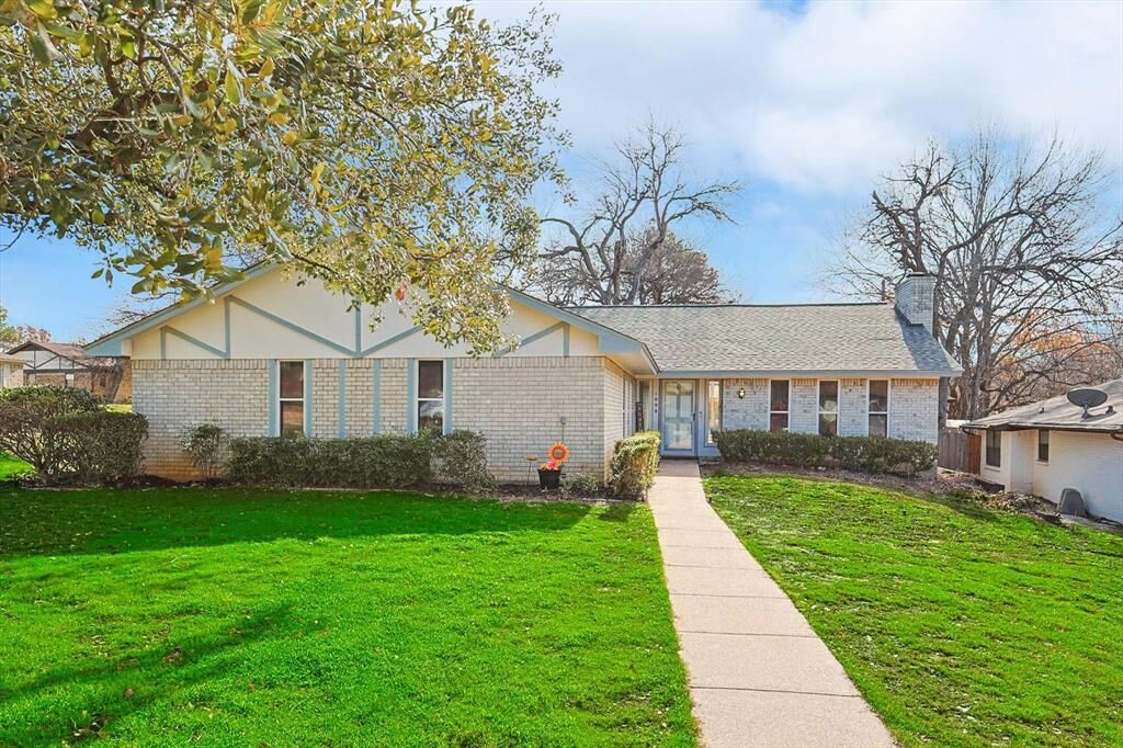 Property Photo:  1098 Laurel Court  TX 76063 