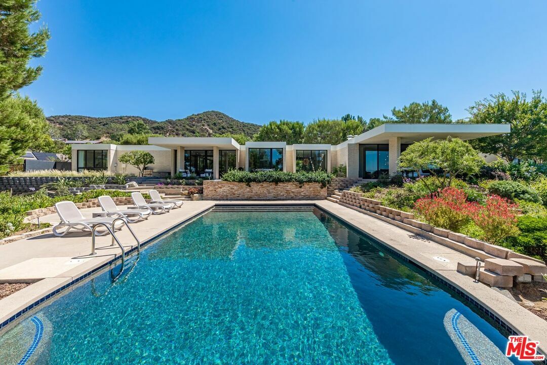 Property Photo: 489 Oak Creek Dr CA 91361
