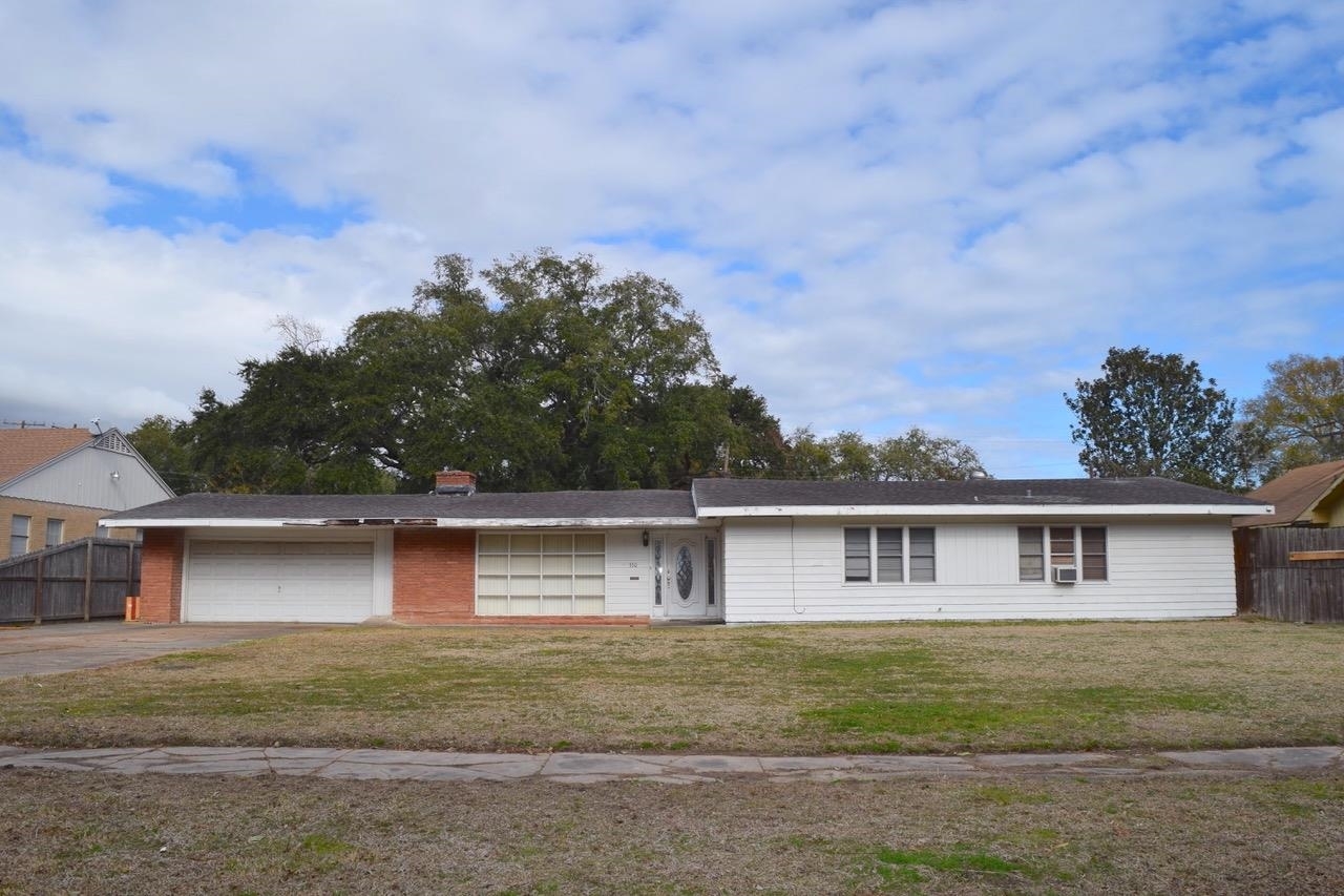 Property Photo:  330 Dryden Pl  TX 77642 