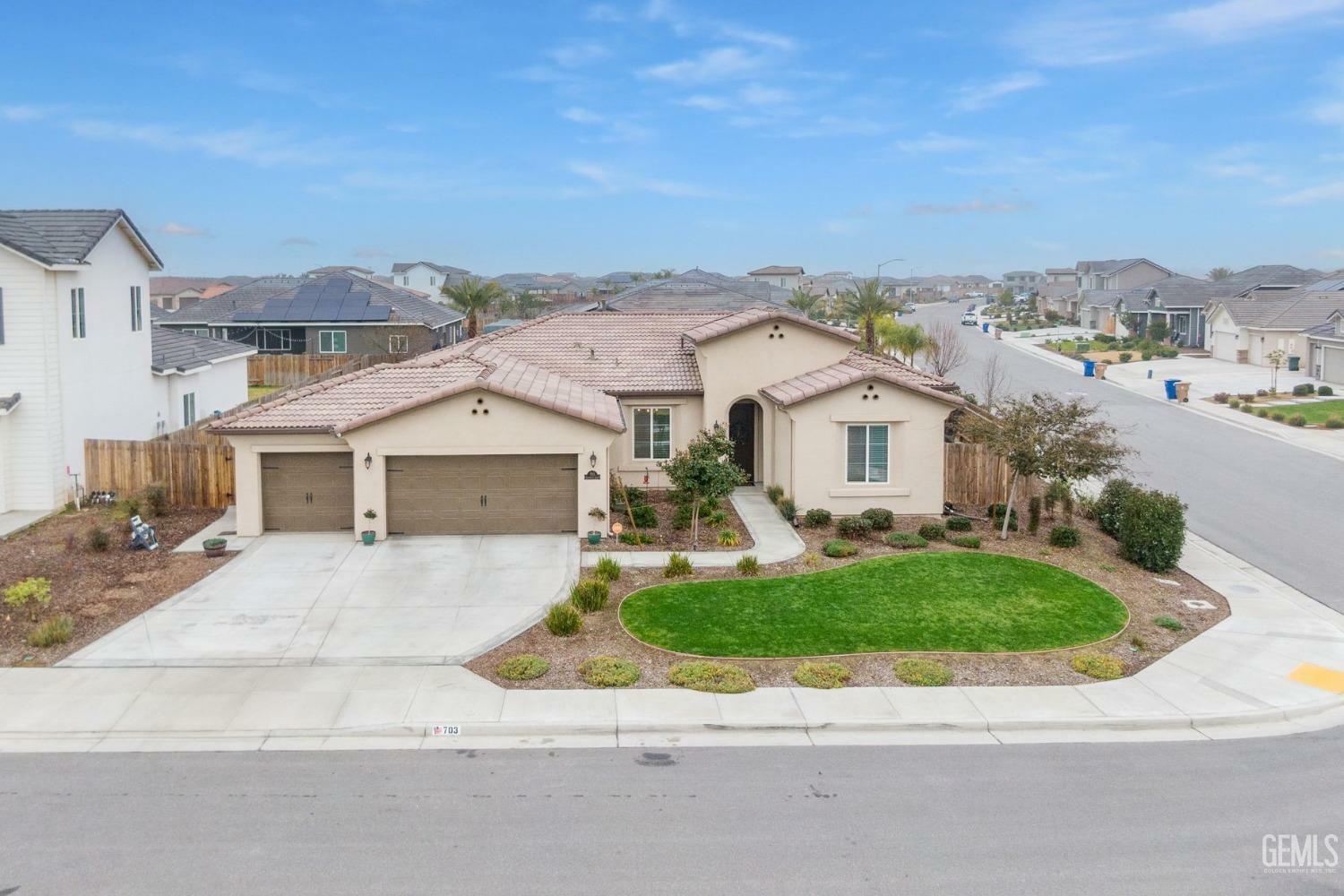 Property Photo:  703 Chichester Court  CA 93314 