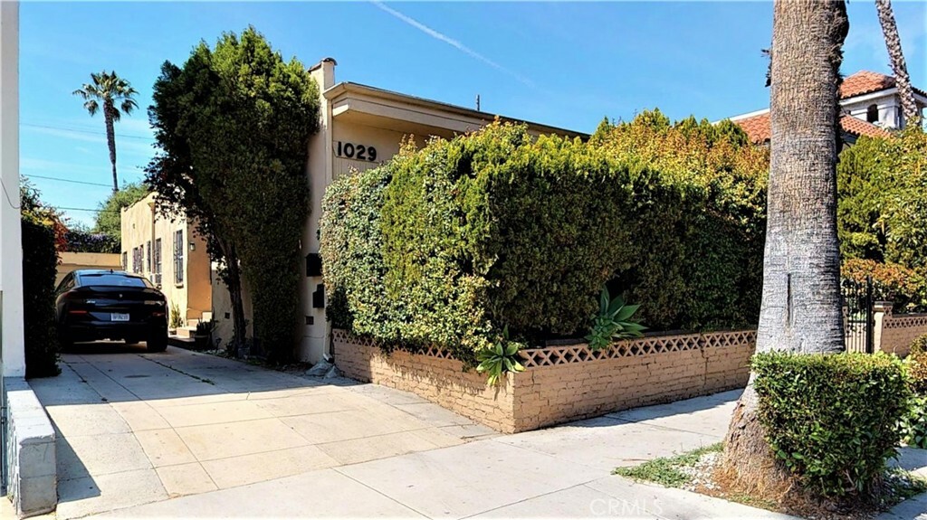 Property Photo:  1029 N Orange Grove Avenue  CA 90046 