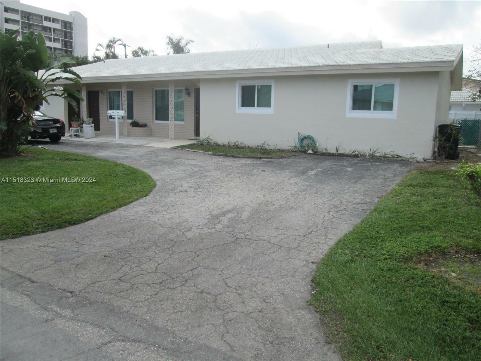 Property Photo:  2900 NE 49th St 1-2  FL 33308 