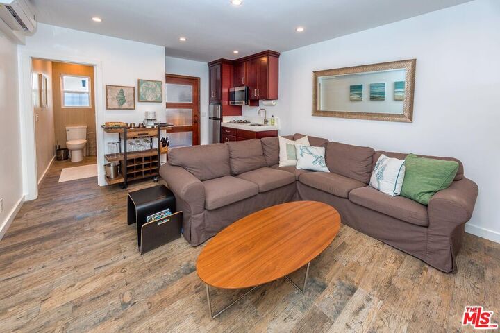 38   Sunset Ave A  Venice CA 90291 photo