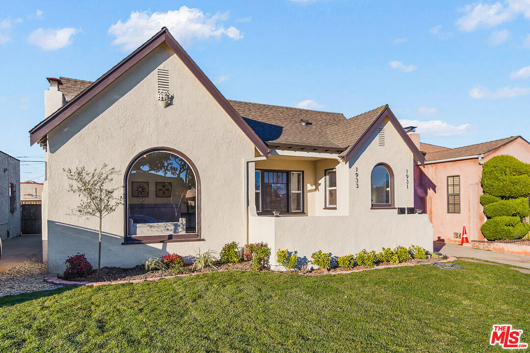 Property Photo:  1933  W 80th St  CA 90047