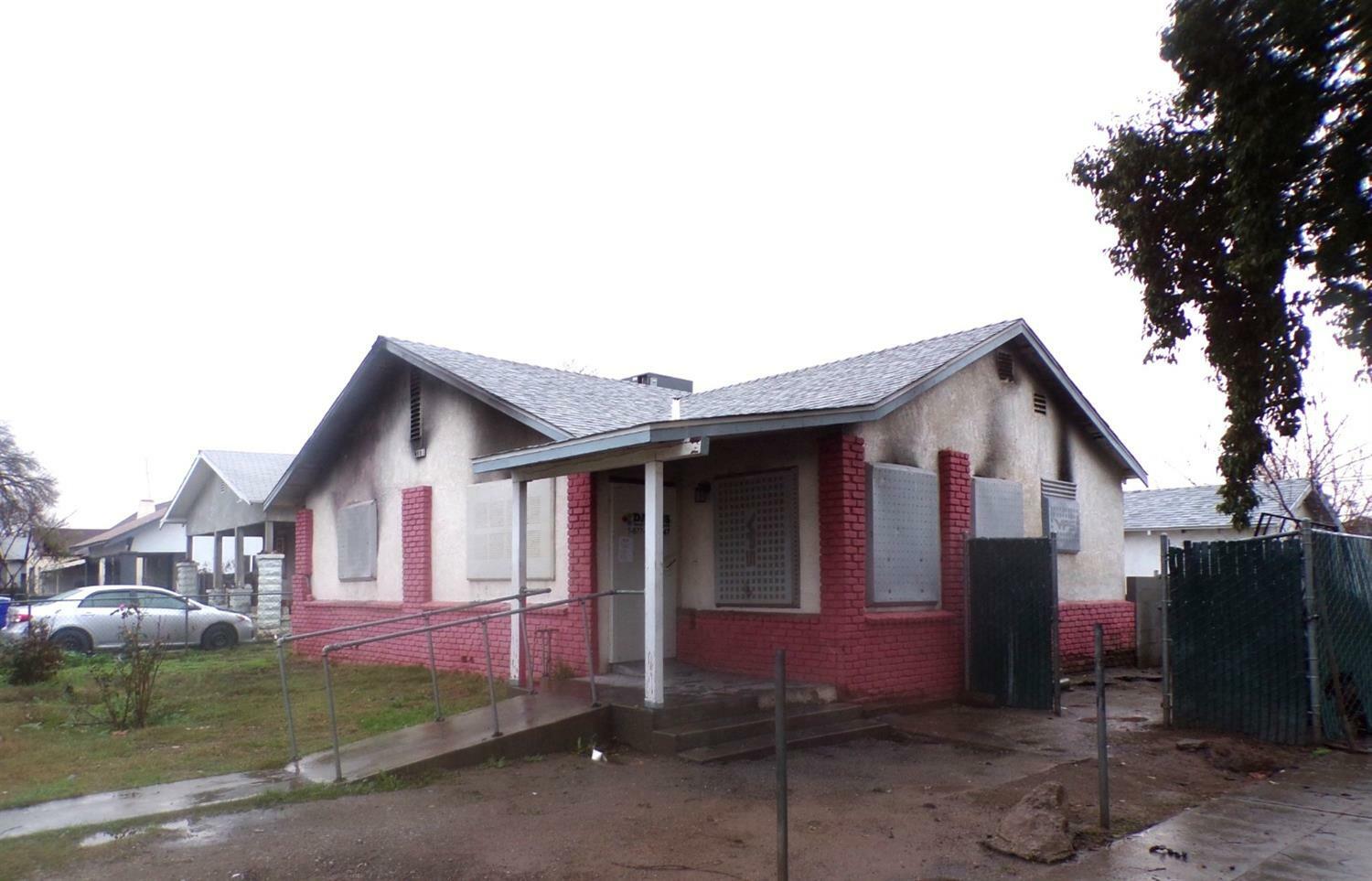 Property Photo:  455 E Tuolumne Street  CA 93706 