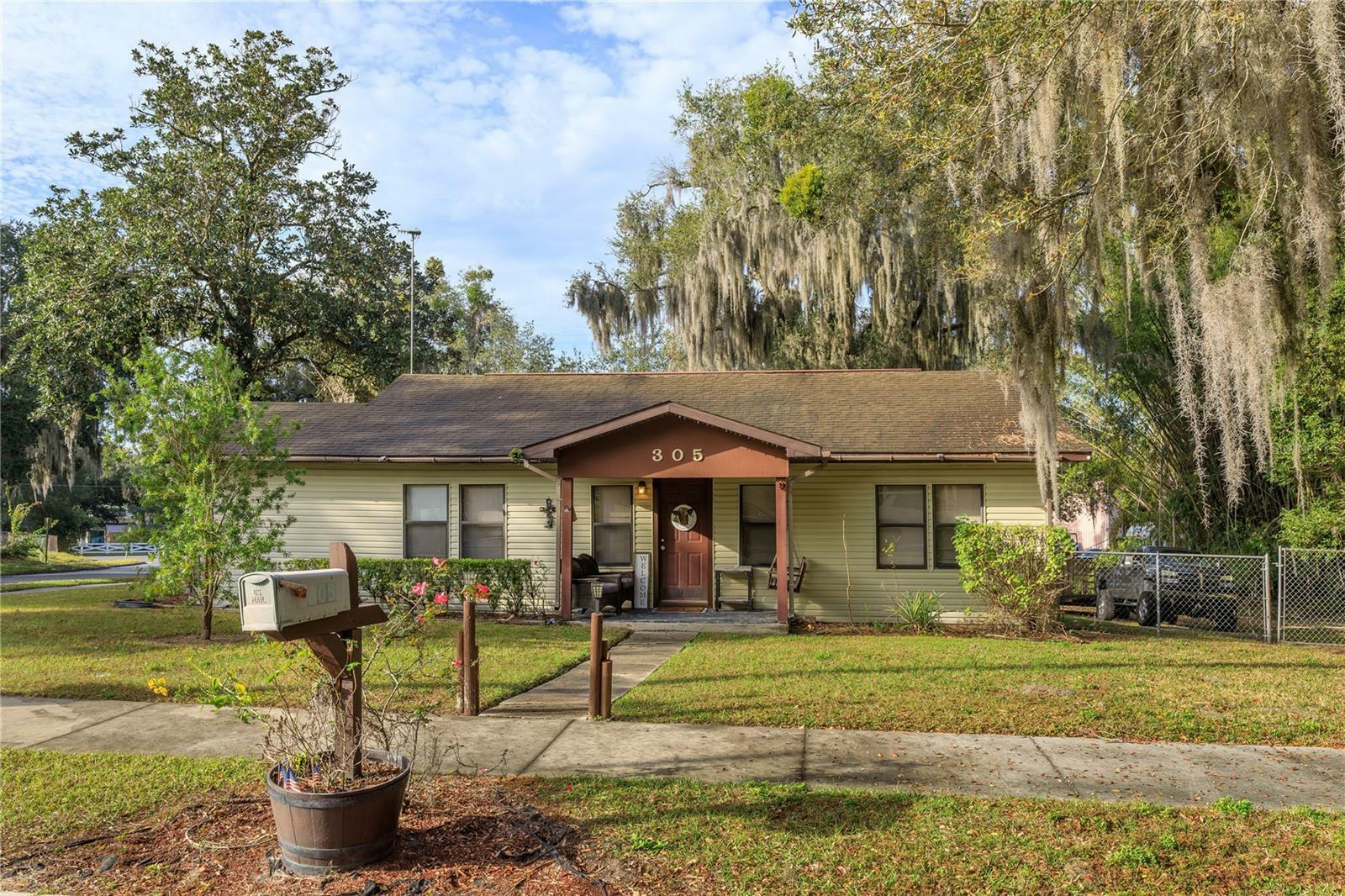 Property Photo:  305 Cordova Place  FL 34748 