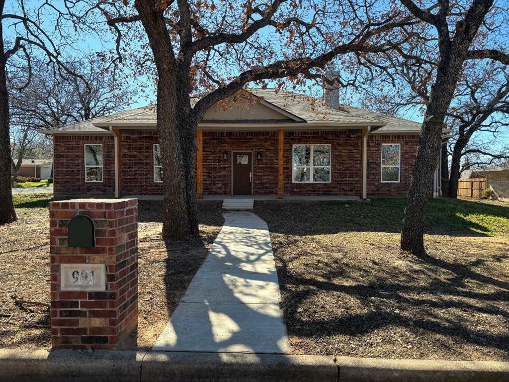 Property Photo: 901 NW 10th Street TX 76067