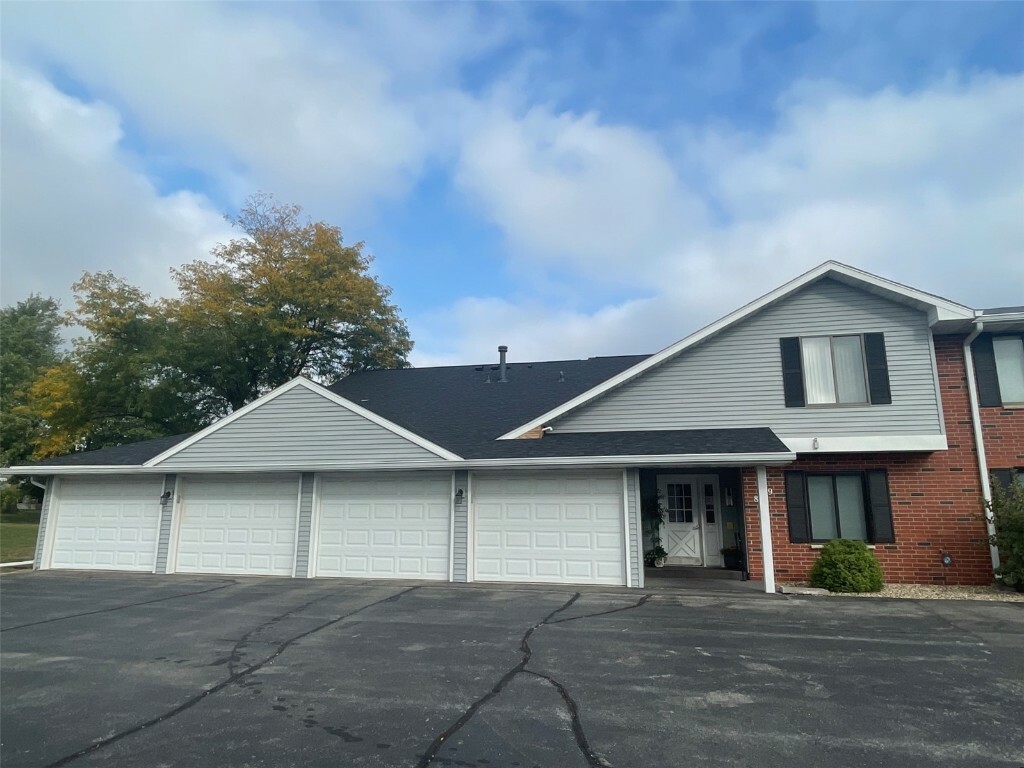 Property Photo: 849 Edward Court SE 125 IA 52403