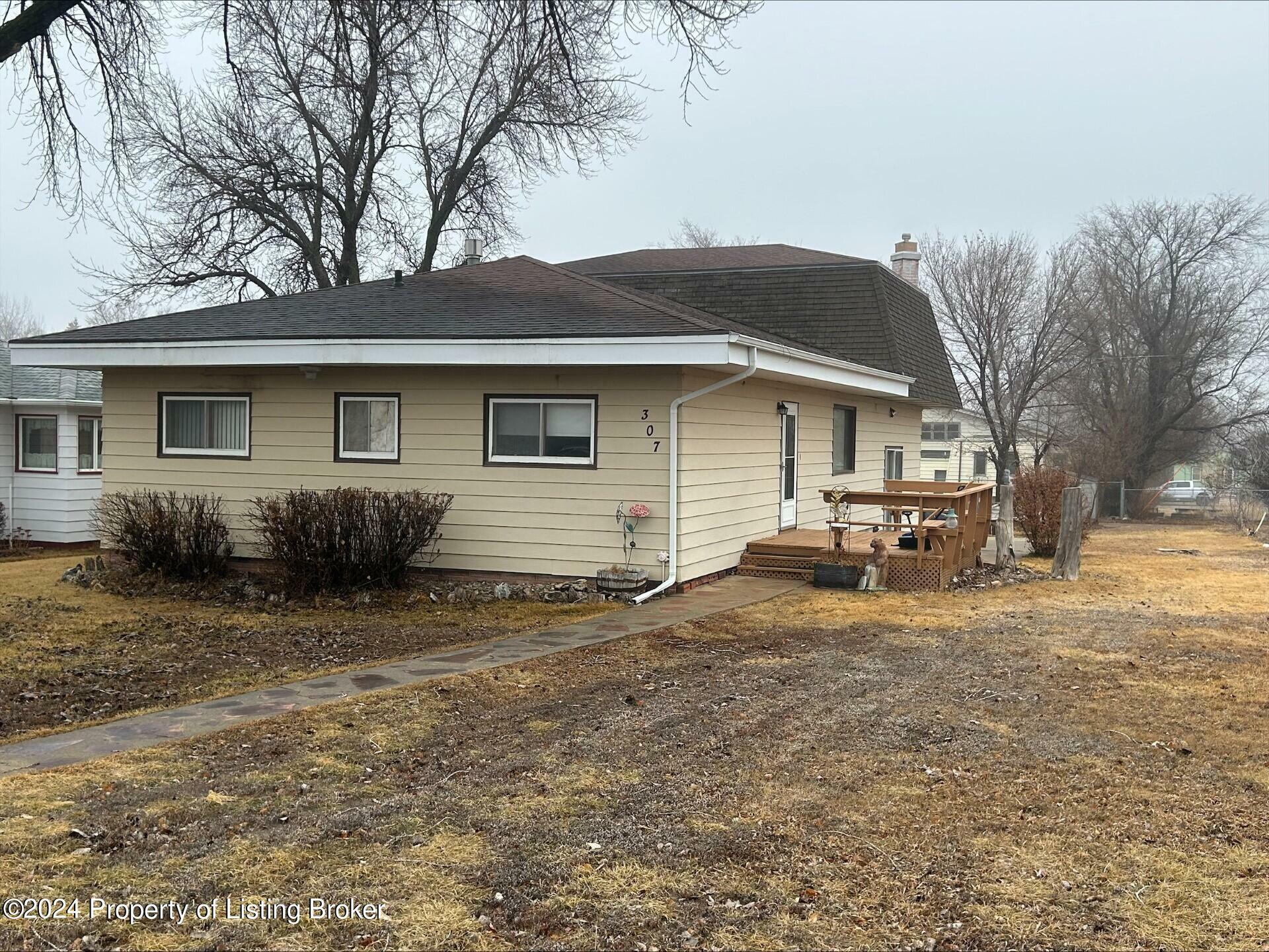 Property Photo:  307 5th Avenue SW  ND 58620 