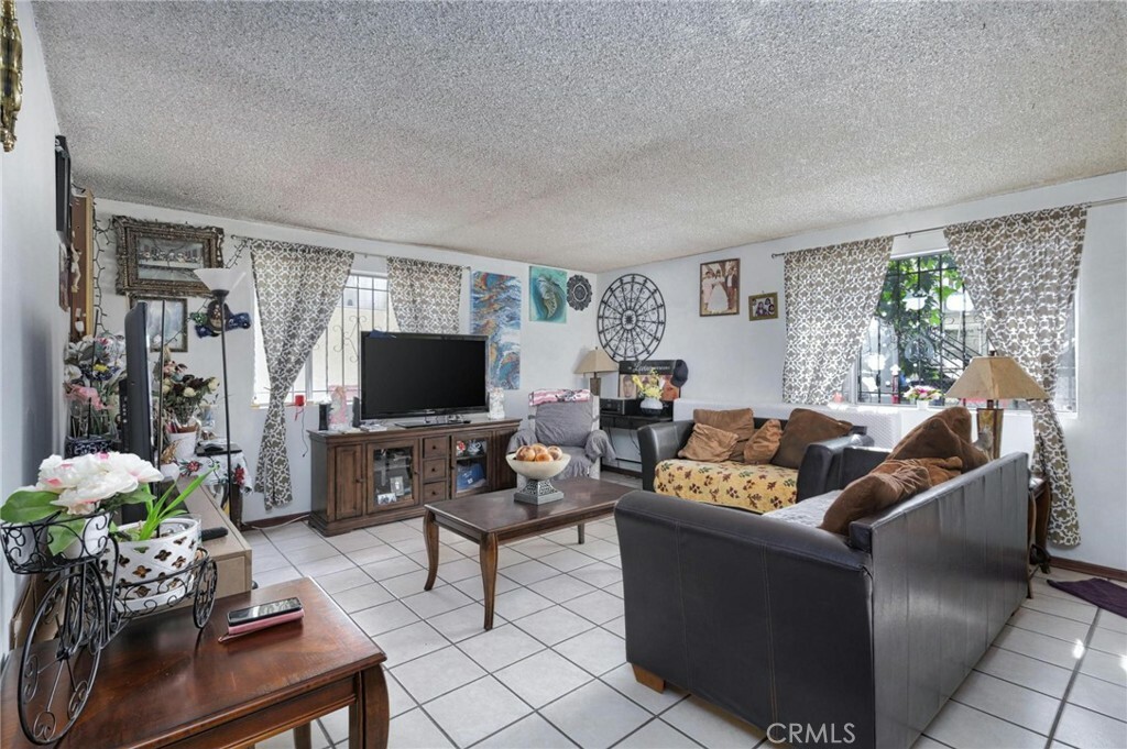 Property Photo:  1411 Menlo Avenue  CA 90006 