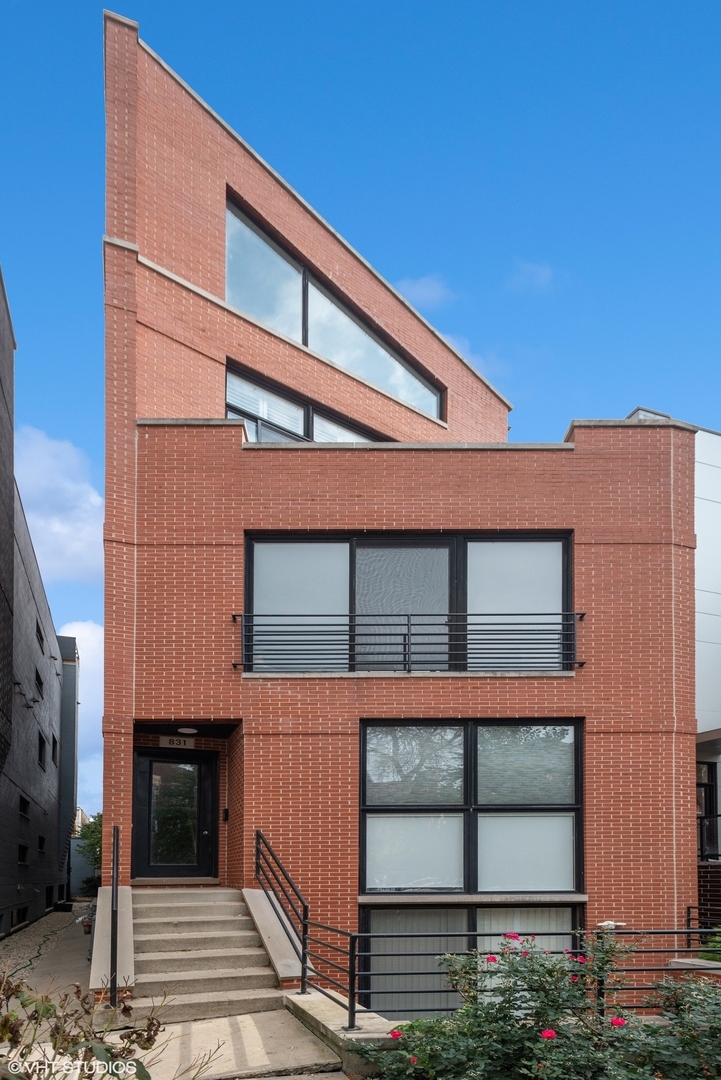 Property Photo: 831 N Hermitage Avenue 2 IL 60622