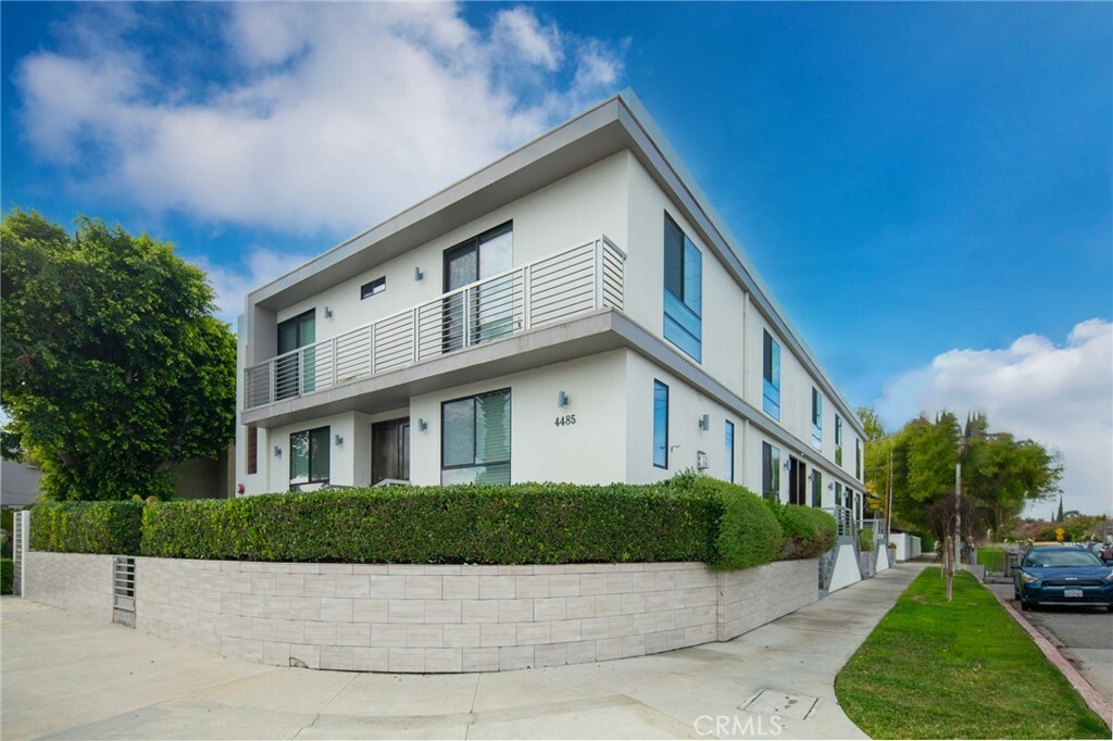 Property Photo:  4485 Hazeltine Avenue 2  CA 91423 