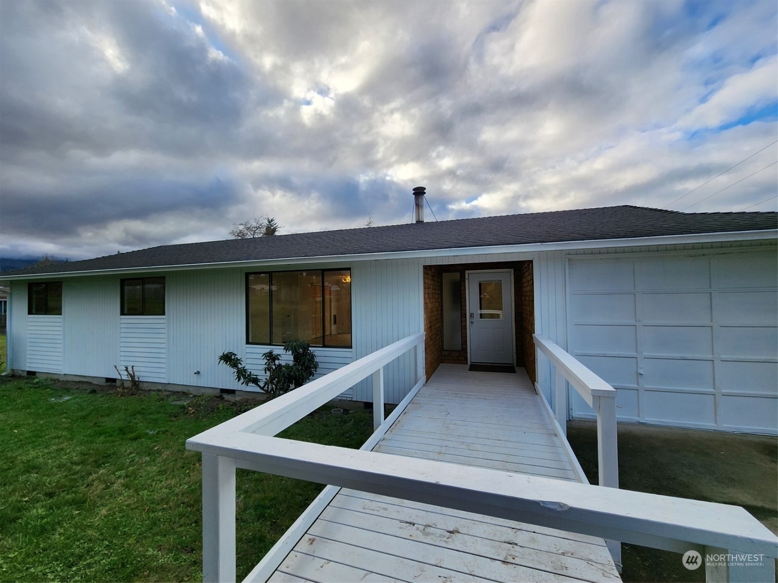 Property Photo:  826 N Beech  WA 98362 