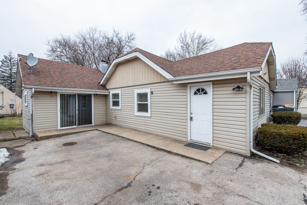 Property Photo:  928 N Clarendon Drive  IL 60073 