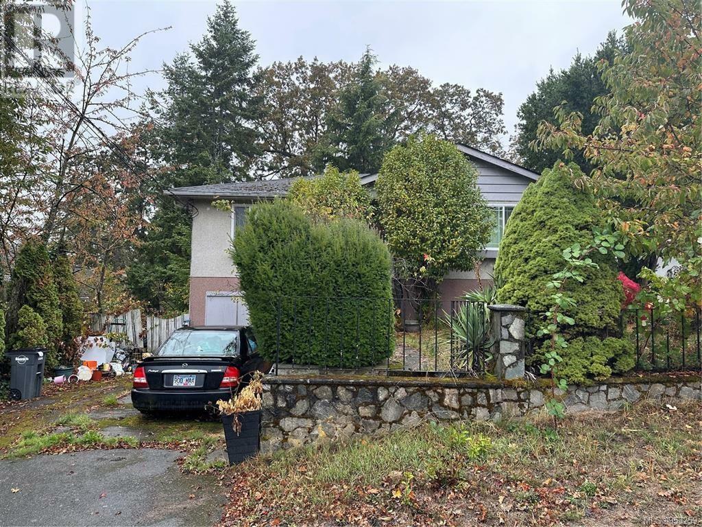 Property Photo: 3480 Bethune Avenue BC V8X 1W2