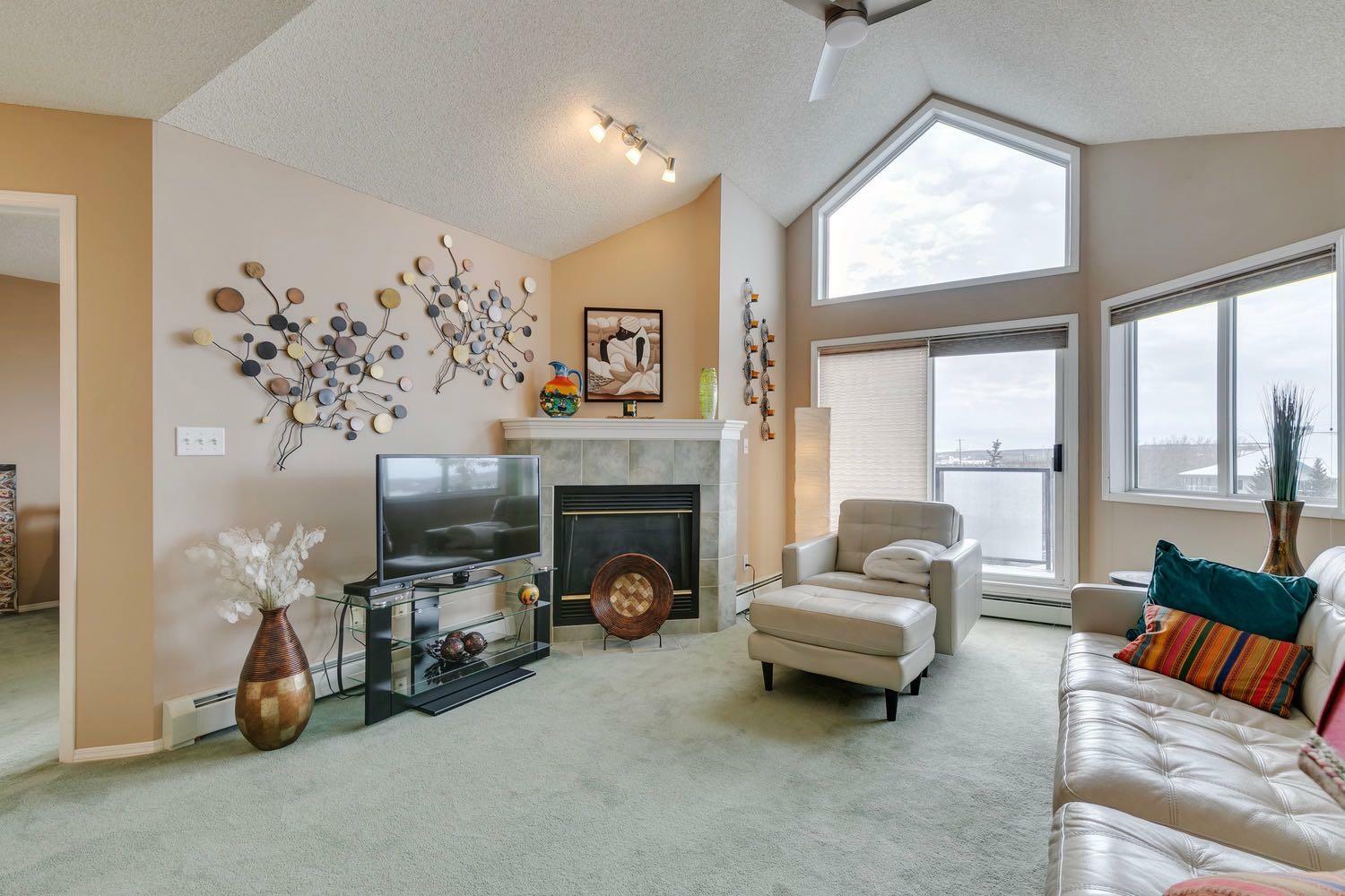 Property Photo: 407, 30 Sierra Morena Mews SW 407 AB T3H 3K7
