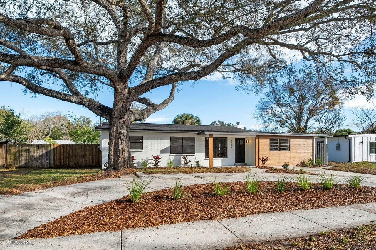 Property Photo: 3709 W Wallace Avenue FL 33611