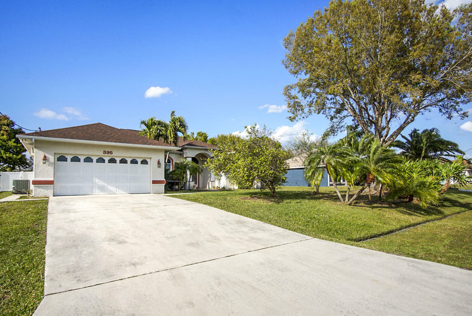 Property Photo:  395 SW De Gouvea Terrace  FL 34984 