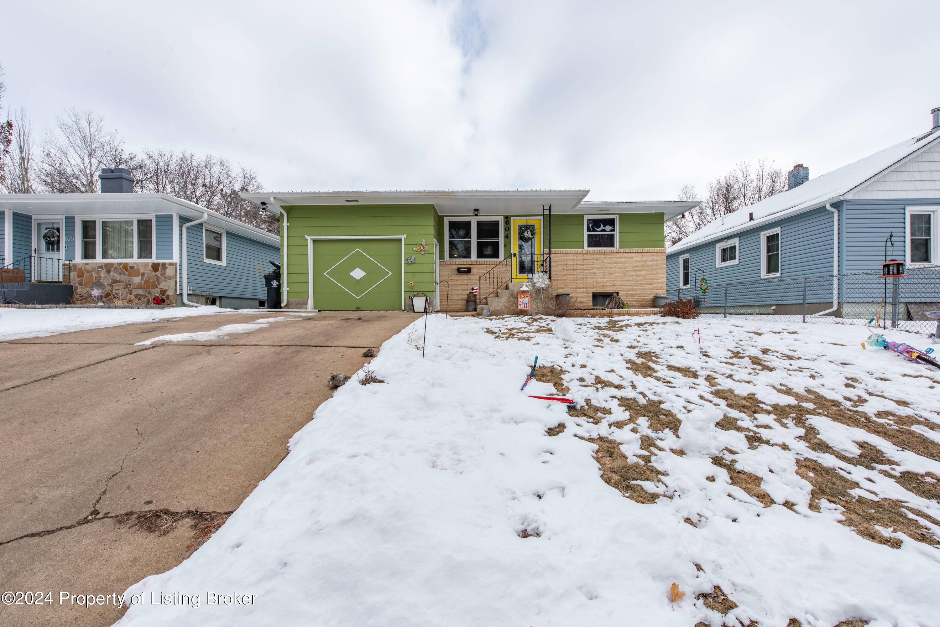 Property Photo:  604 2nd Avenue E  ND 58601 