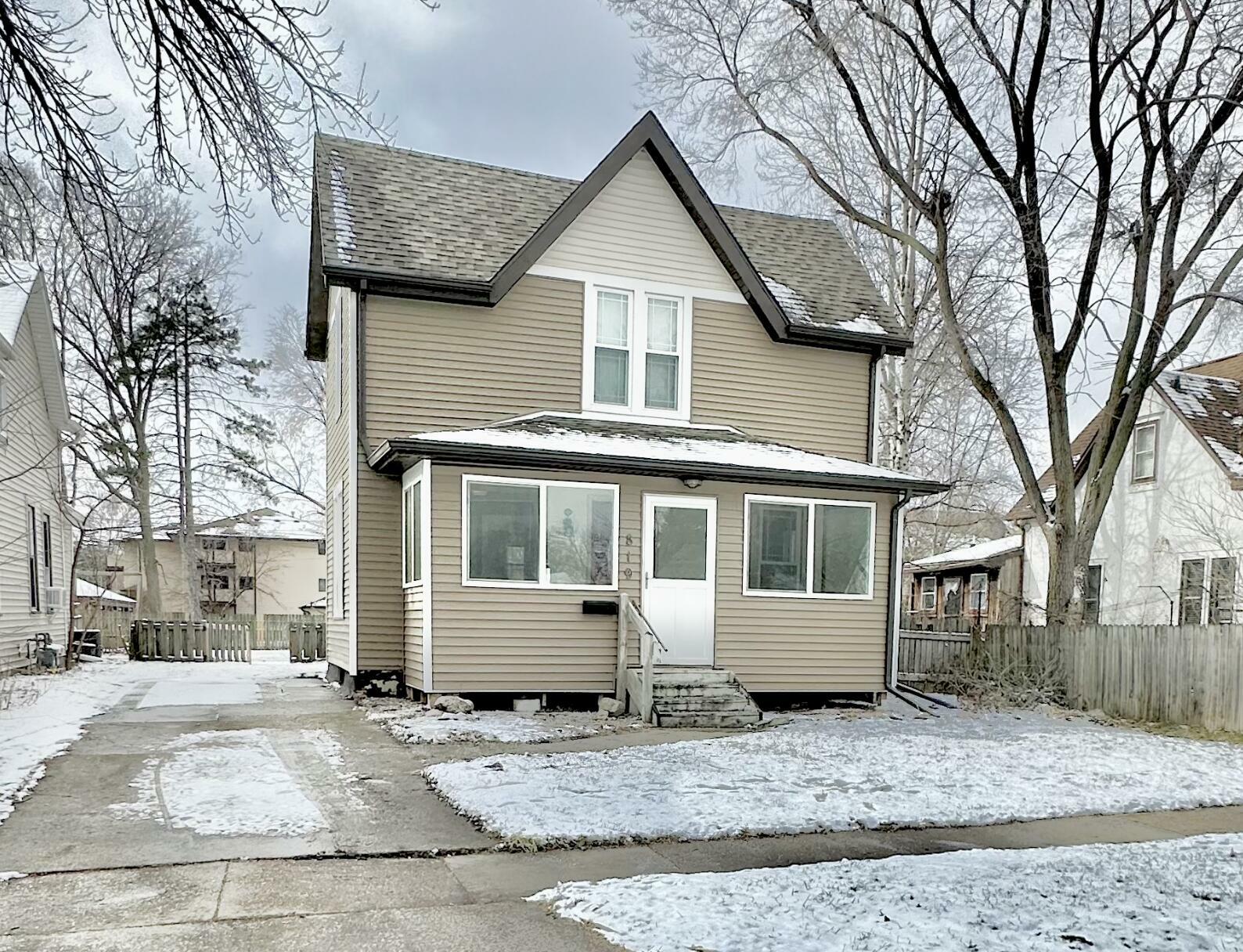 Property Photo:  819 Carroll Avenue  IA 50010 