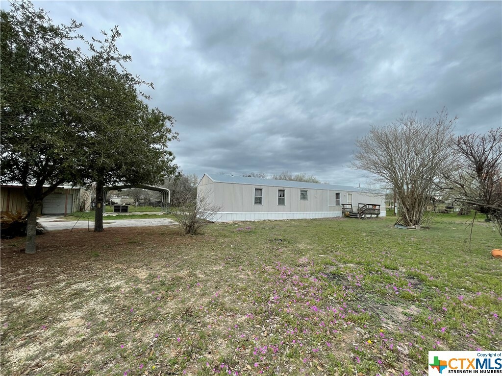 Property Photo:  113 Creekview Drive  TX 78114 