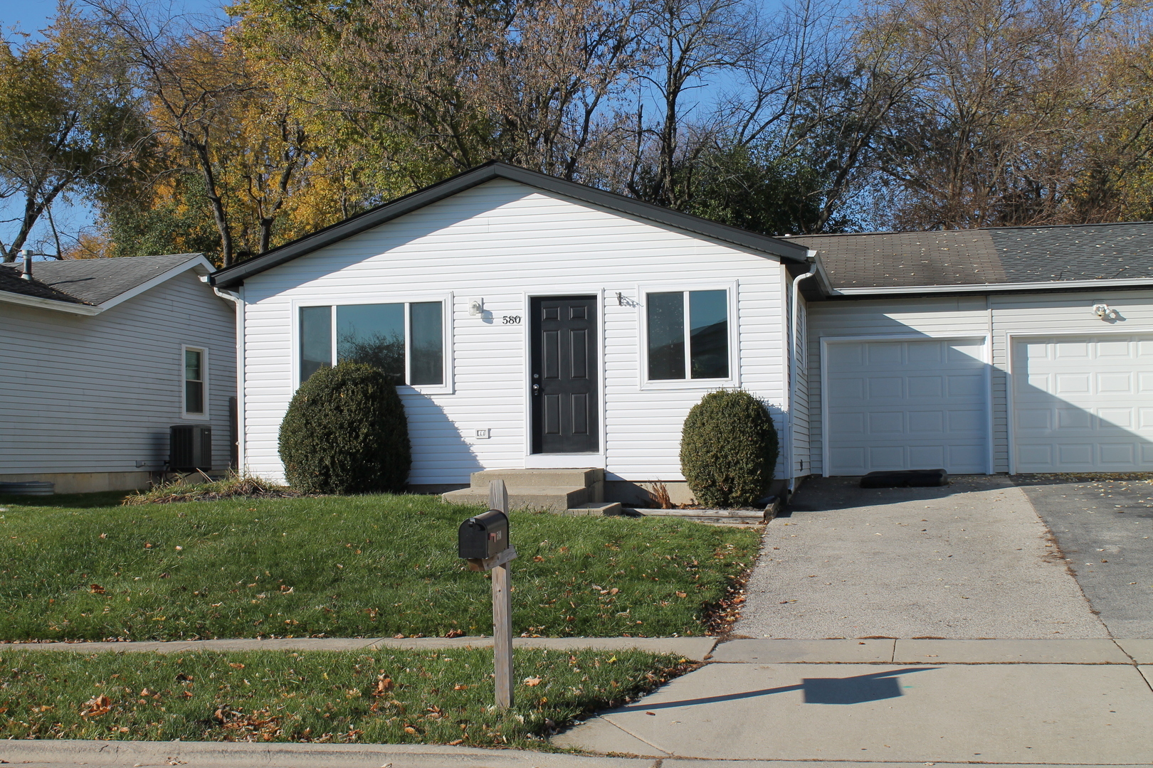 Property Photo: 580 Dean Drive IL 60177