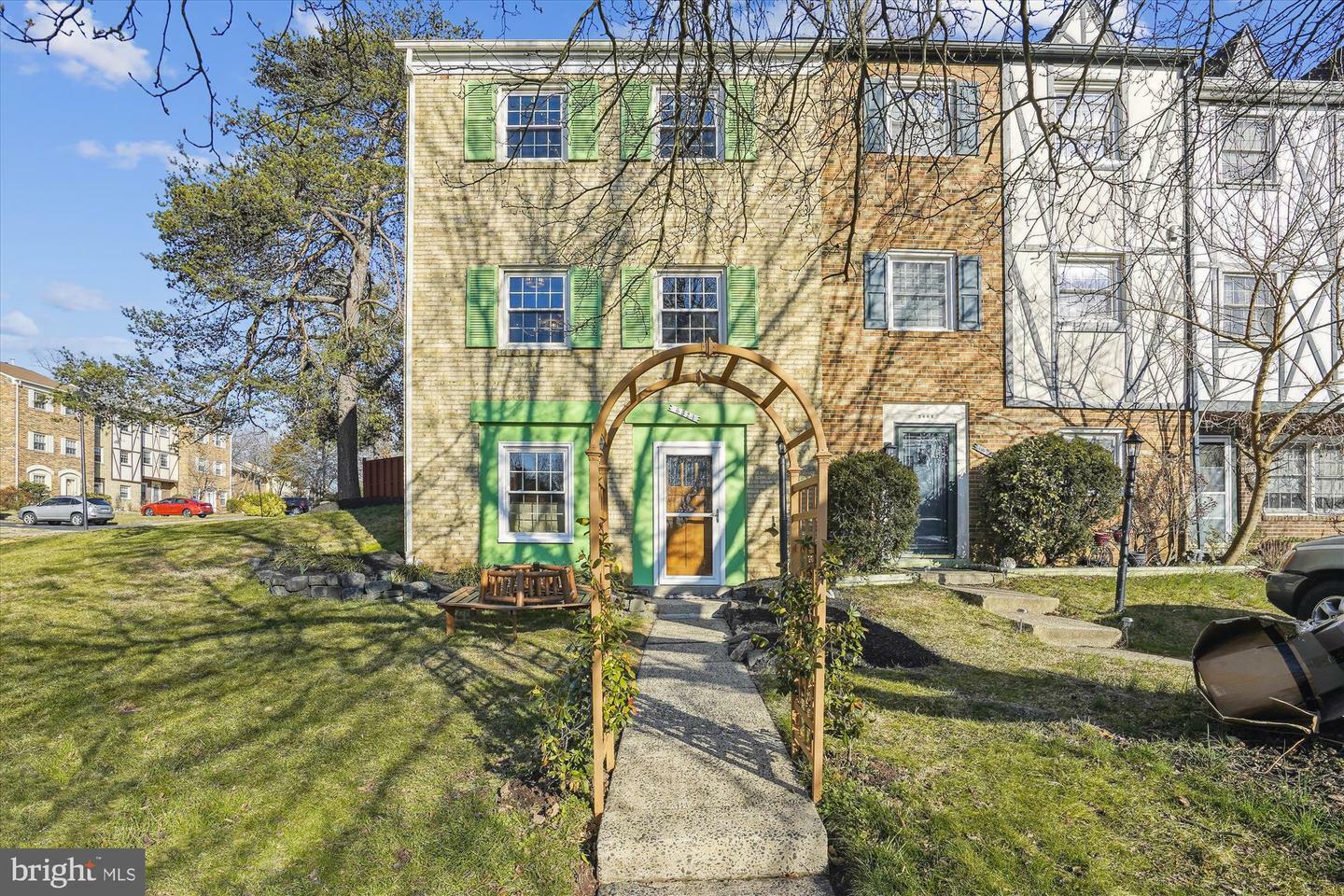 Property Photo: 6321 Paddington Lane VA 20120