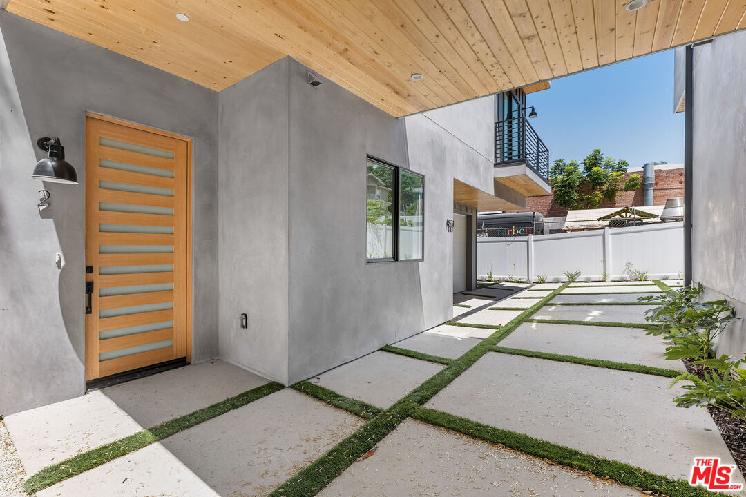 Property Photo:  1821  N Ashmore St  CA 90026 