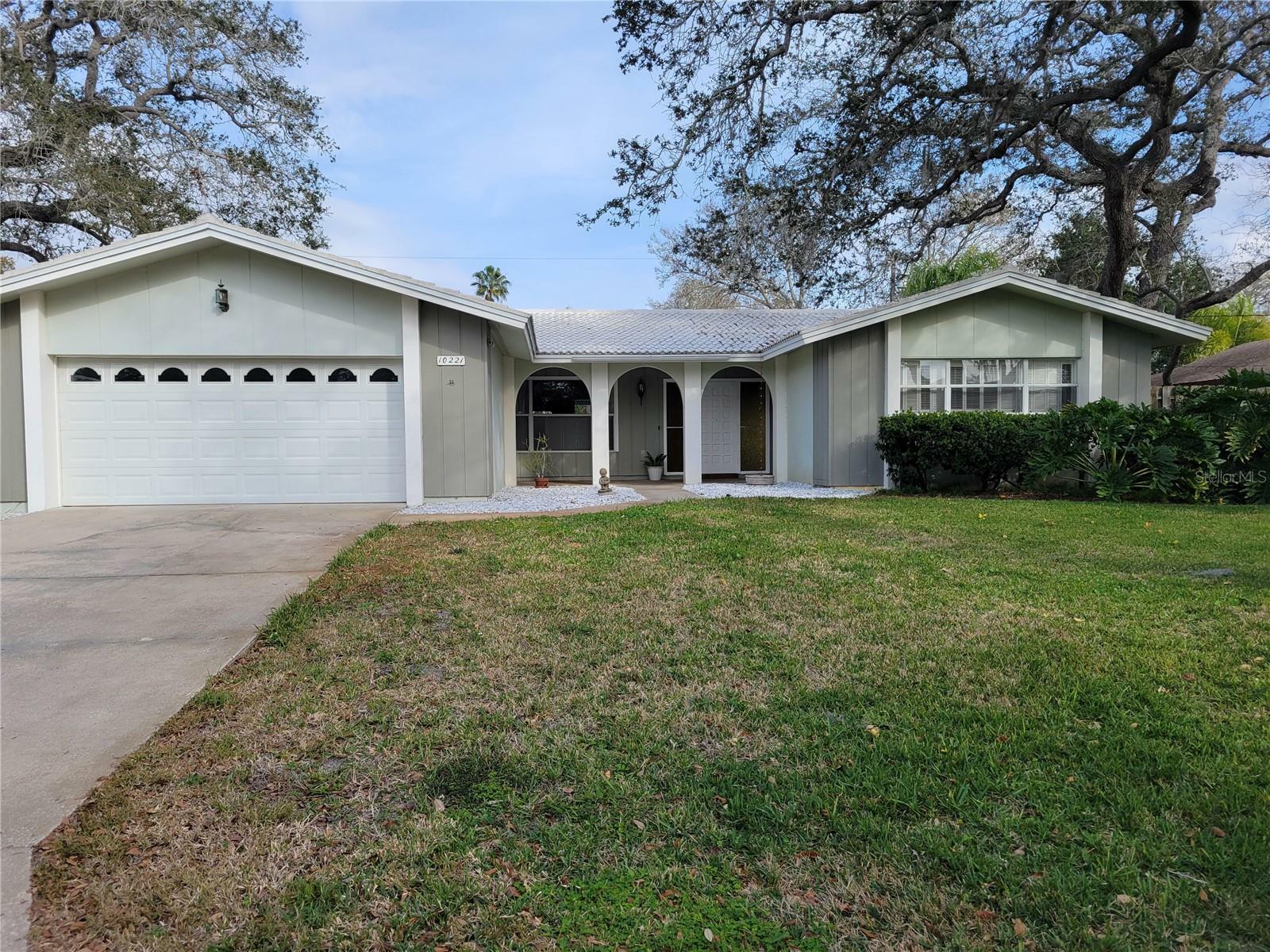 Property Photo:  10221 Bay Hills Drive  FL 33774 