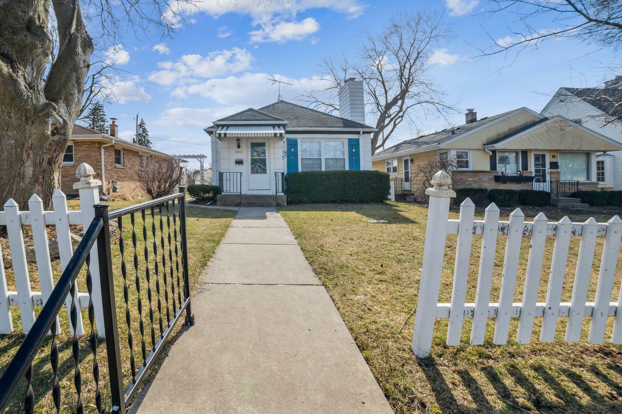 Property Photo:  10611 W Manor Park Dr  WI 53227 