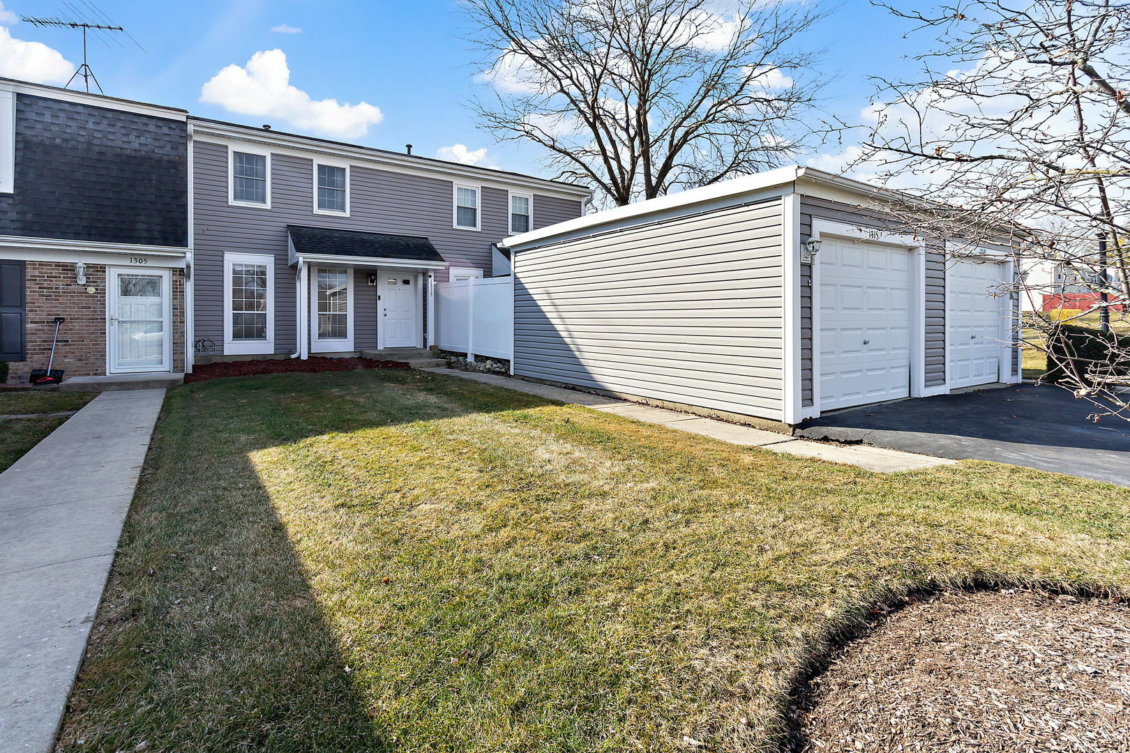 Property Photo:  1315 Wandsworth Circle  IL 60172 