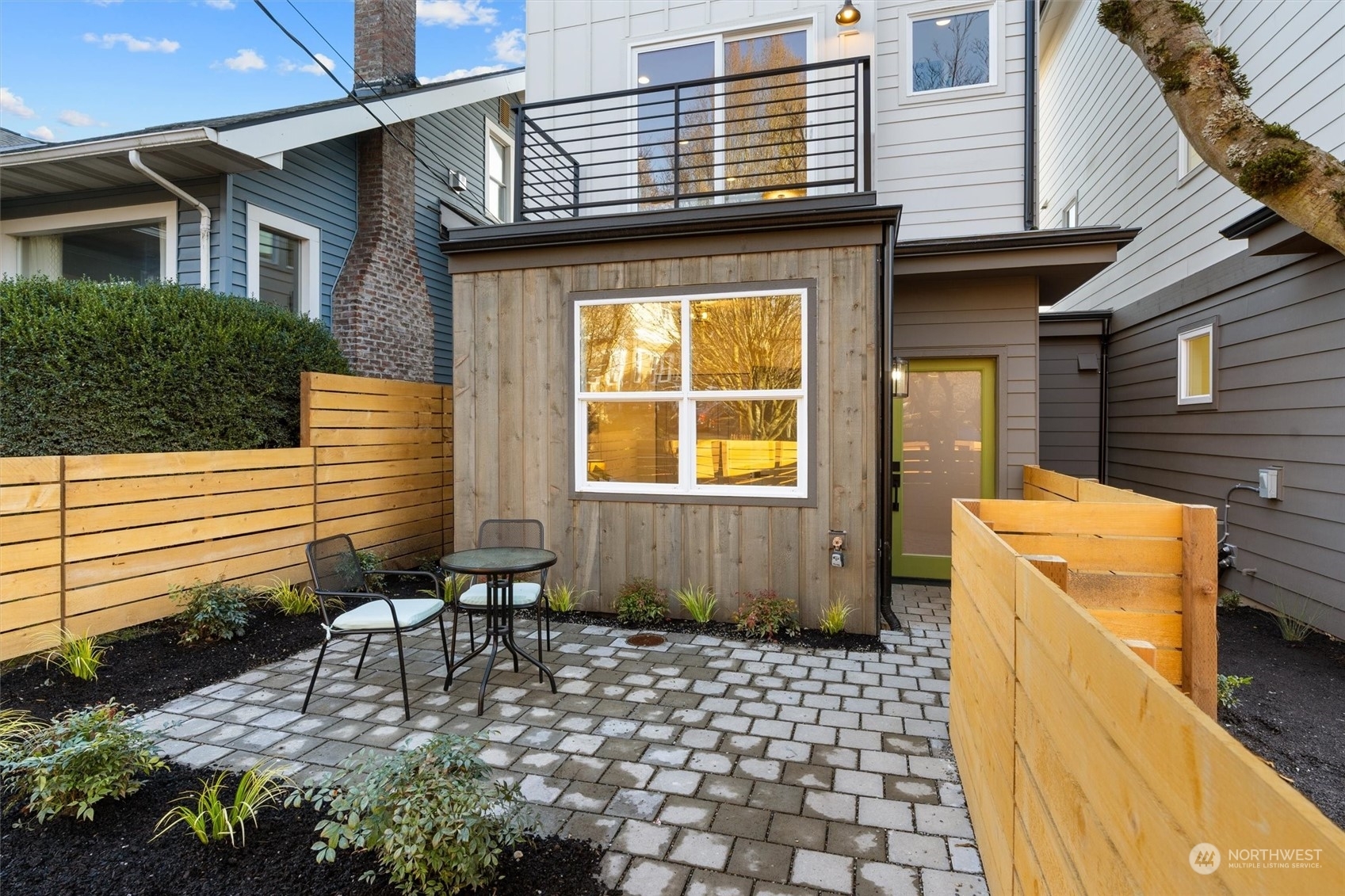 Property Photo: 2705 B NE 54th Avenue WA 98105