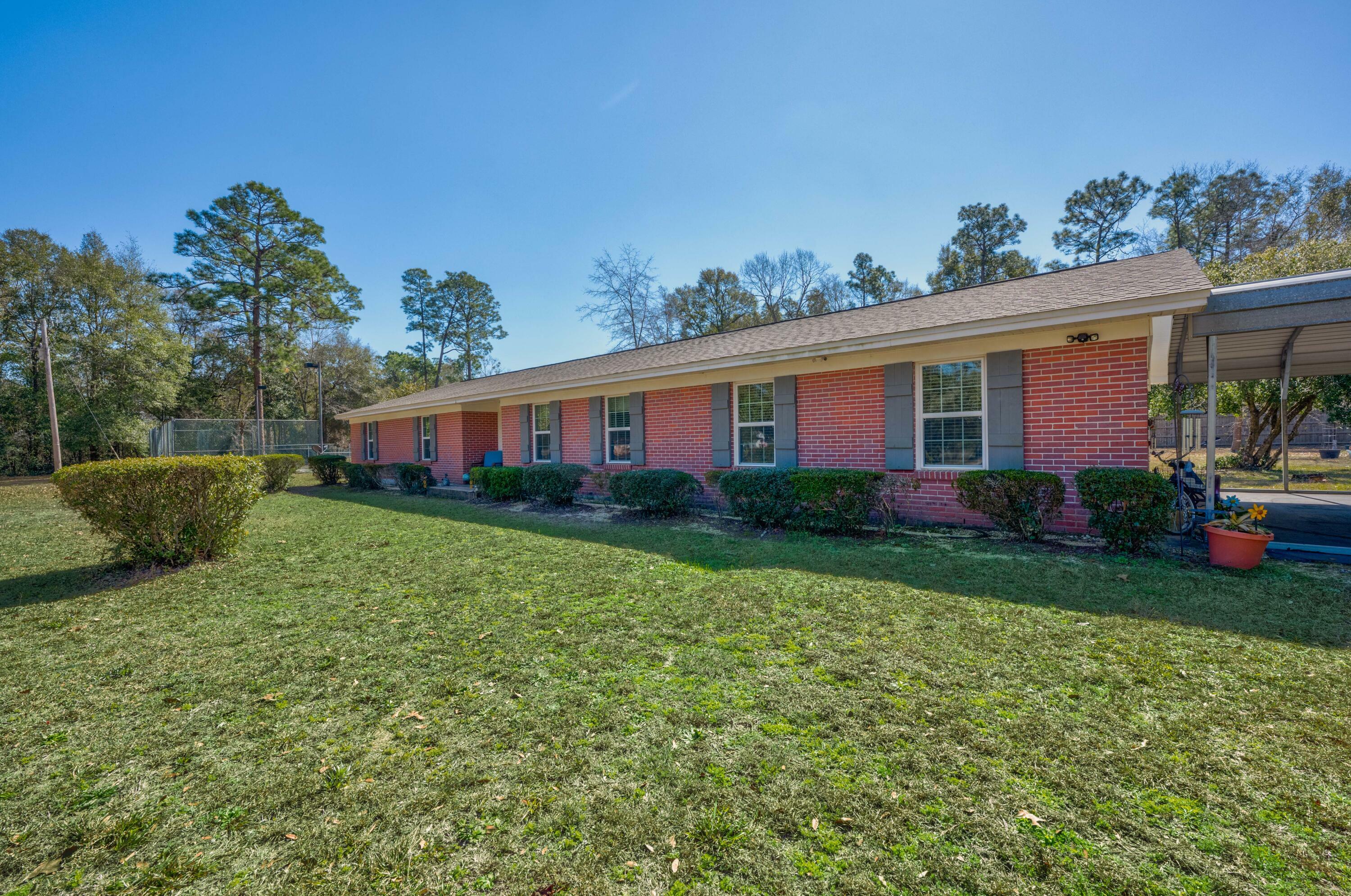 Property Photo: 5637 Camellia Avenue FL 32570
