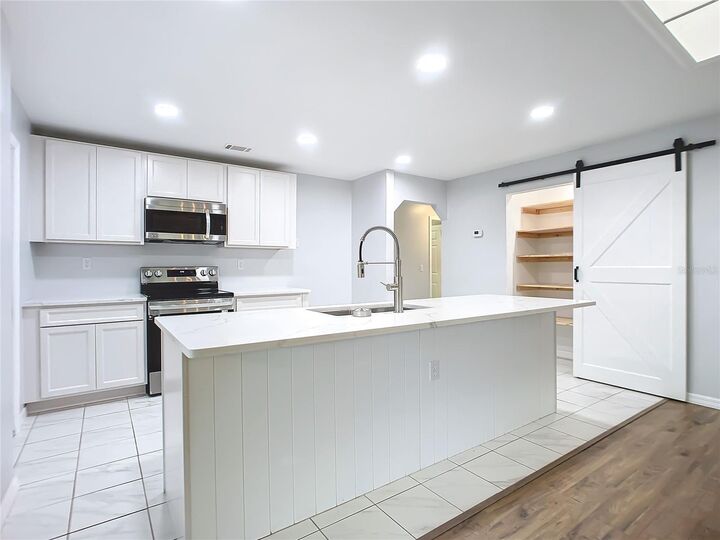 Property Photo:  407 E Oakwood Avenue  FL 32763 